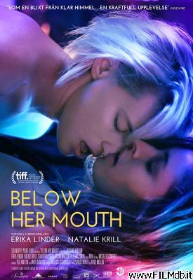 poster Cartel de la pelicula below her mouth
